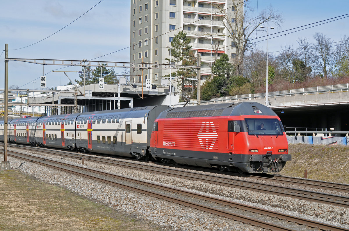 Re 460 017-7 fährt Richtung Bahnhof Muttenz. Die Aufnahme stammt vom 05.03.2018.