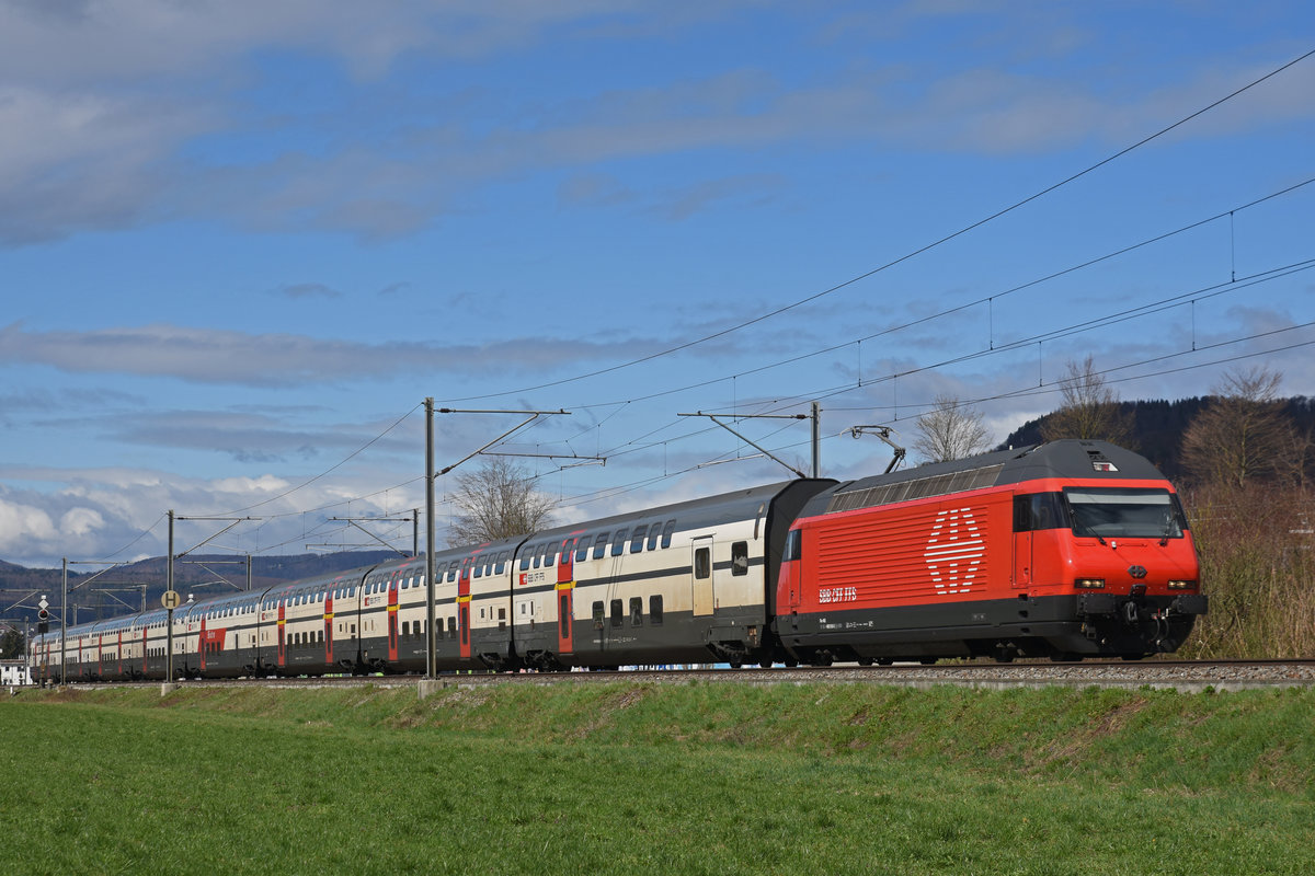 Re 460 018-5 fährt Richtung Bahnhof Sissach. Die Aufnahme stammt vom 18.03.2019.