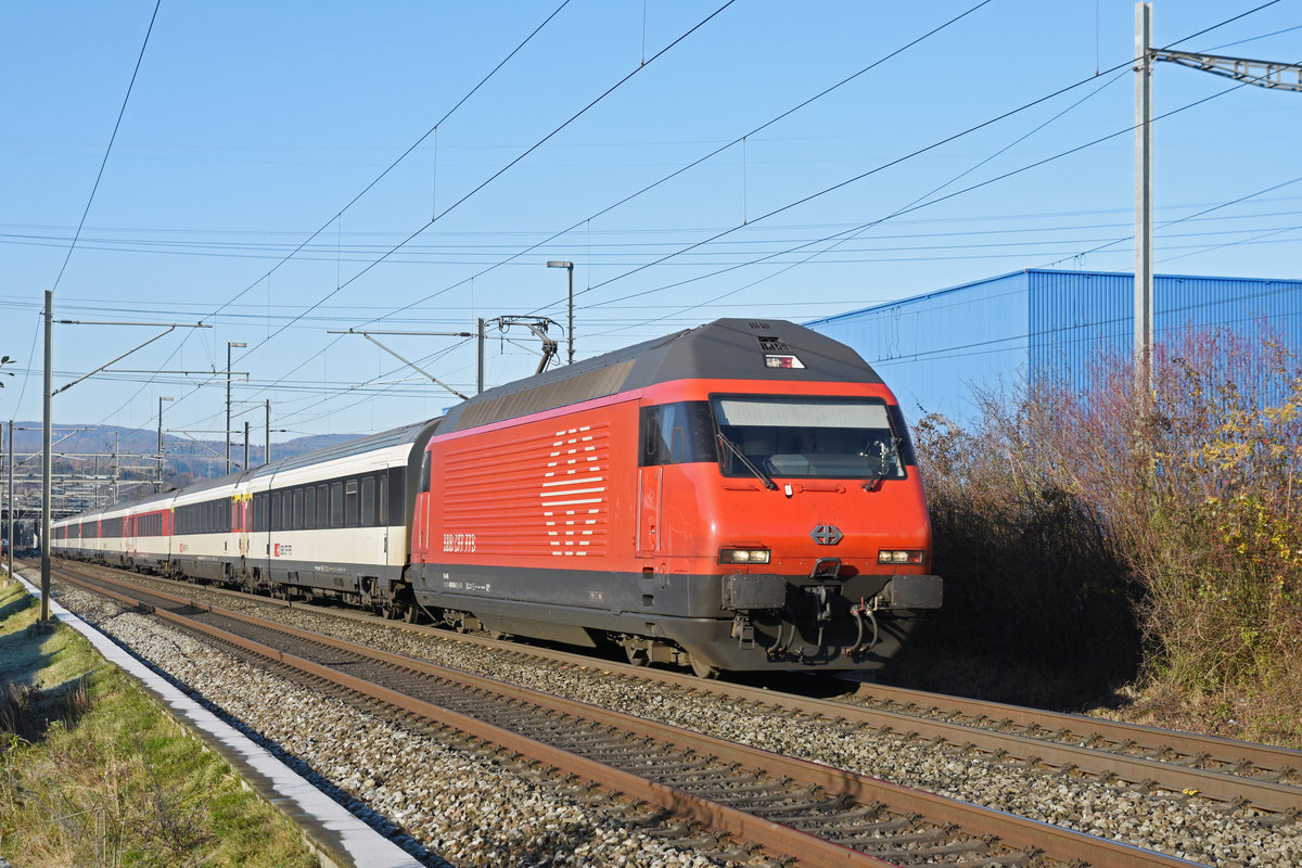 Re 460 018-5 fährt Richtung Bahnhof Itingen. Die Aufnahme stammt vom 03.12.2019.