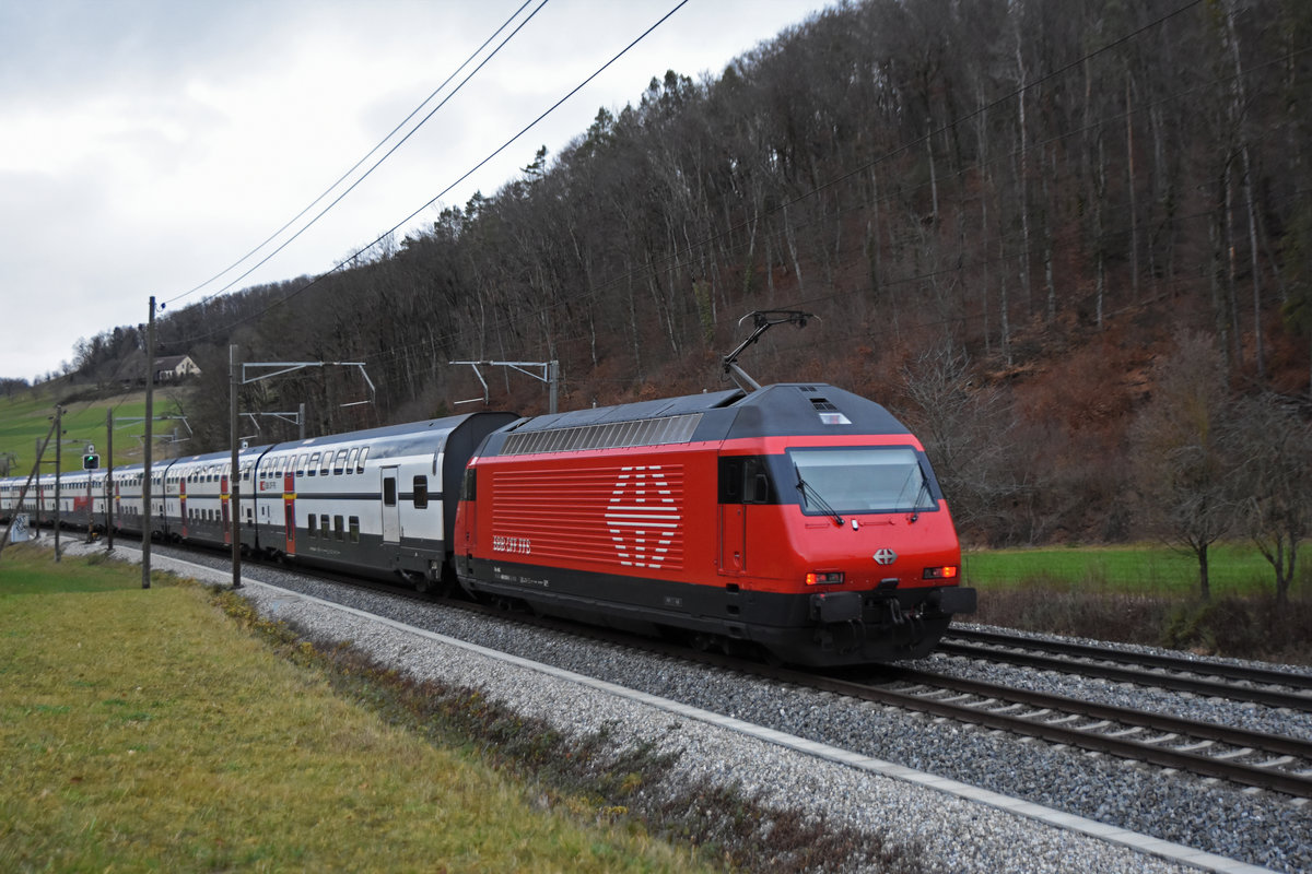 Re 460 018-5 fährt Richtung Bahnhof Gelterkinden. Die Aufnahme stammt vom 22.12.2020.