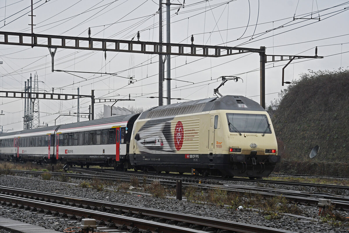 Re 460 019-3  175 Jahre Schweizer Eisenbahnen  durchfährt am 05.01.2024 den Bahnhof Pratteln.