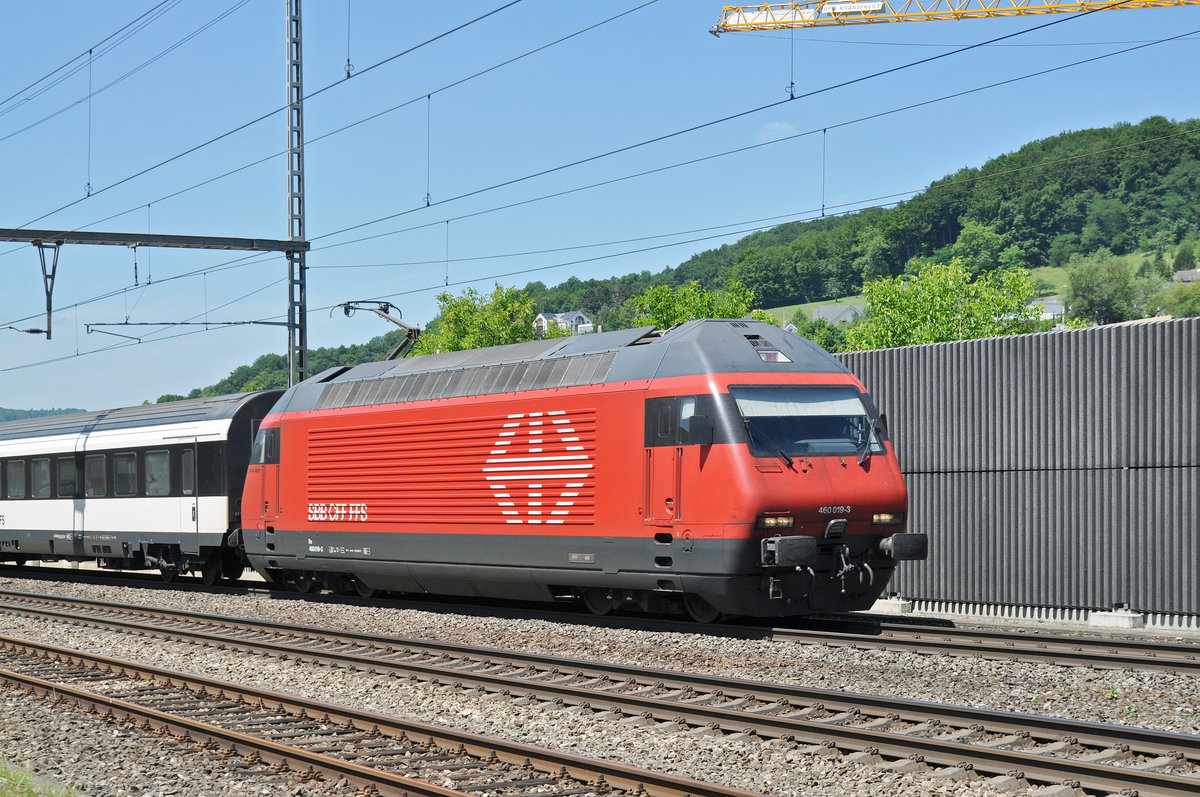 Re 460 019-3 durchfährt den Bahnhof Gelterkinden. Die Aufnahme stammt vom 05.07.2017.