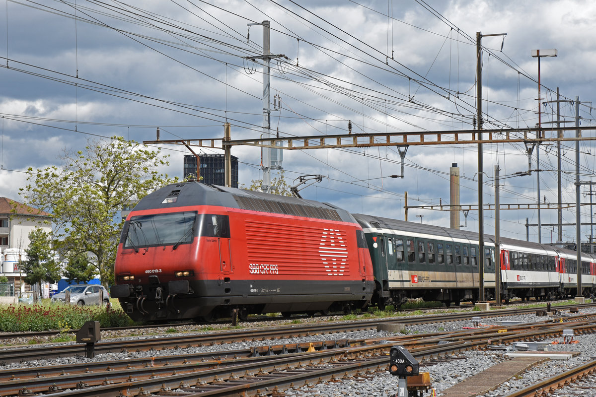 Re 460 019-3 durchfährt den Bahnhof Pratteln. Die Aufnahme stammt vom 09.05.2019.