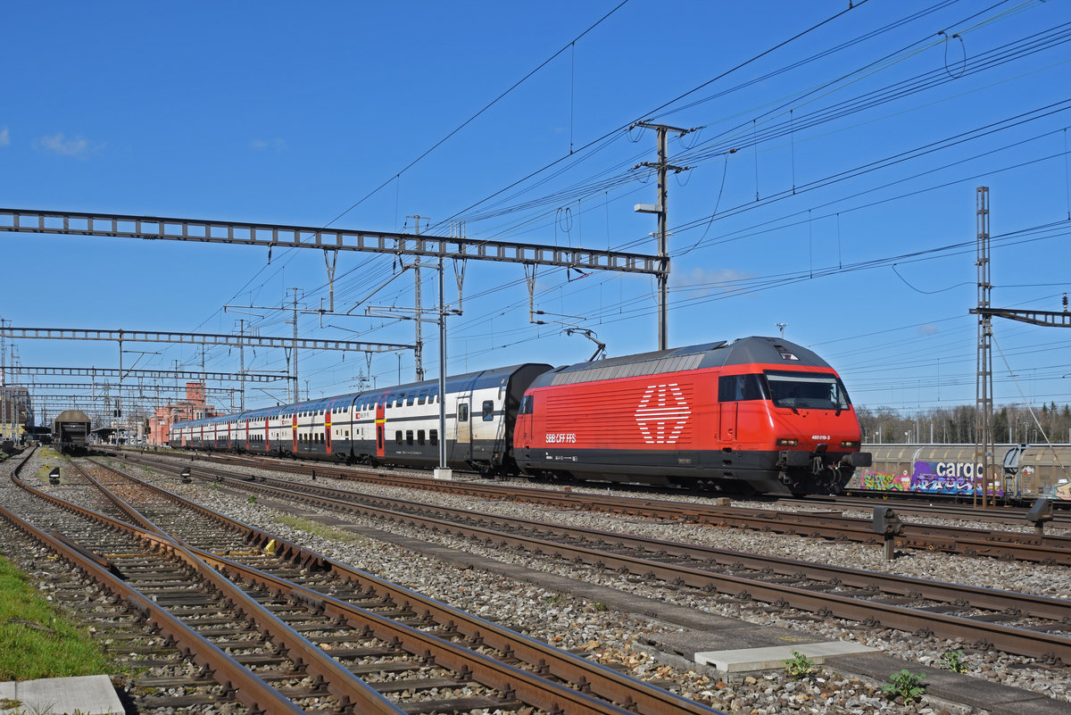 Re 460 019-3 durchfährt den Bahnhof Muttenz. Die Aufnahme stammt vom 13.03.2020.