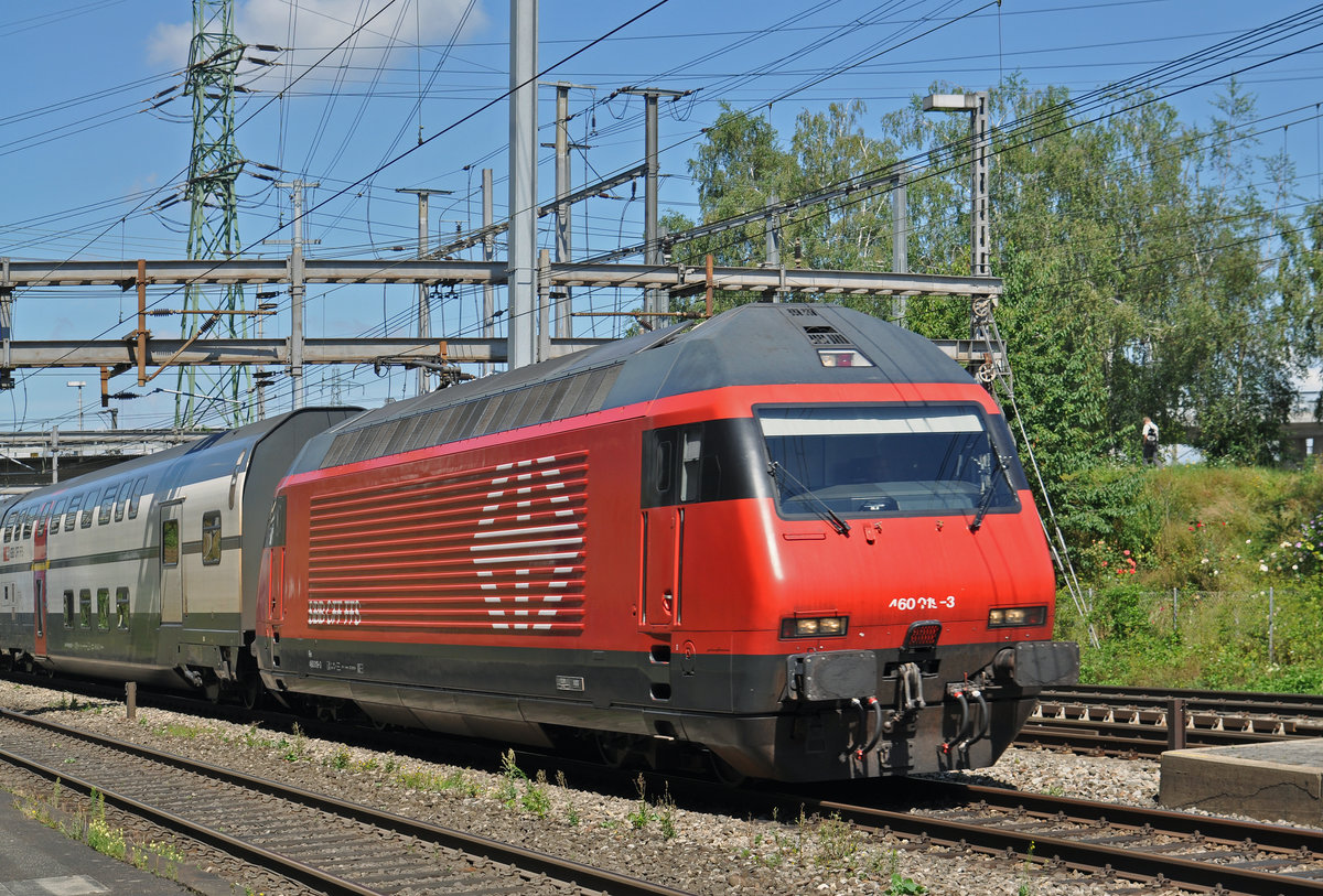 Re 460 019-3 durchfährt den Bahnhof Muttenz. Die Aufnahme stammt vom 01.08.2016.