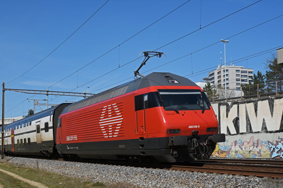 Re 460 019-3 fährt Richtung Bahnhof SBB. Die Aufnahme stammt vom 15.03.2020.