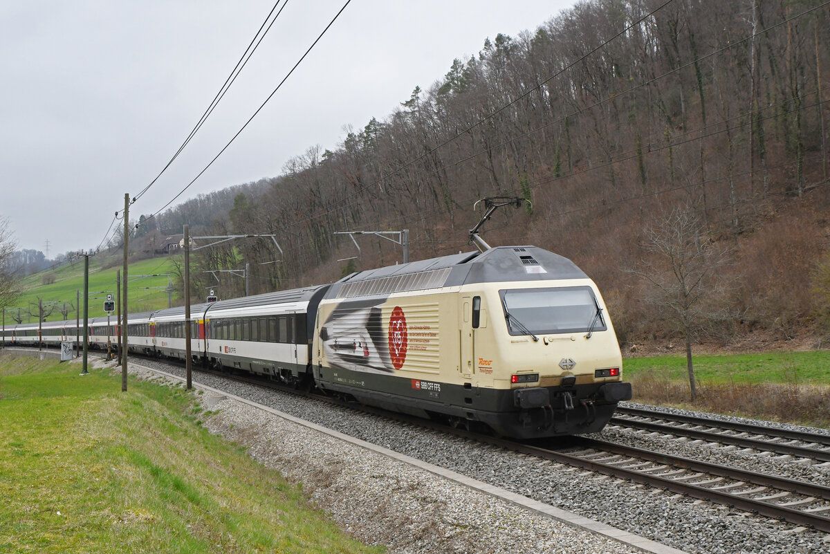 Re 460 019-3 mit der Werbung für 175 Jahre Schweizer Eisenbahnen fährt am 04.03.2024 Richtung Bahnhof Gelterkinden.