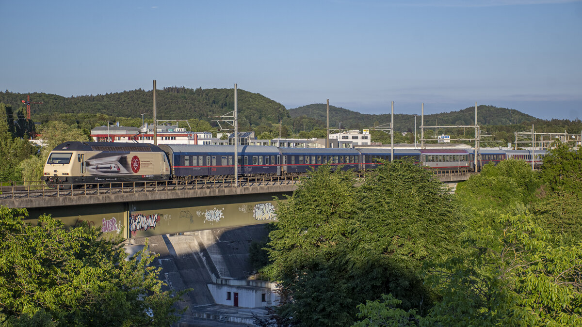 Re 460 019-3 überquert mit dem NJ 470 die Limmat bei Wettingen AG und ist in Richtung Basel via Bözberg unterwegs, aufgenommen am Abend des 26.05.2022.