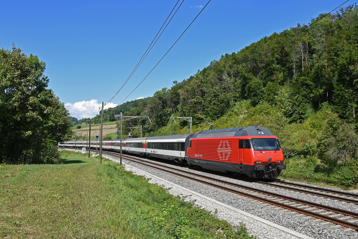 Re 460 020-1 fährt am 22.08.2022 Richtung Bahnhof Tecknau.