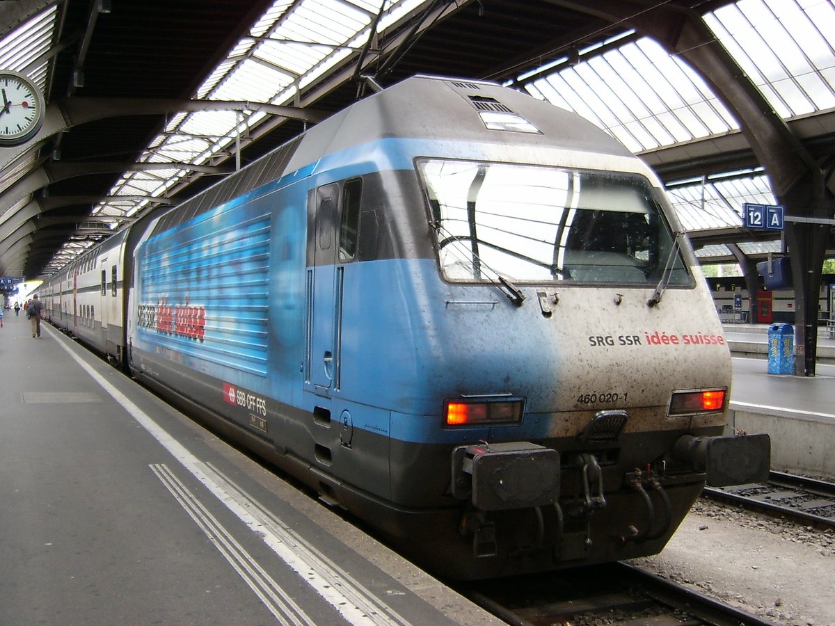 Re 460 020 mit Werbung für SRG, am 28.8.2005 im Zürcher HB.