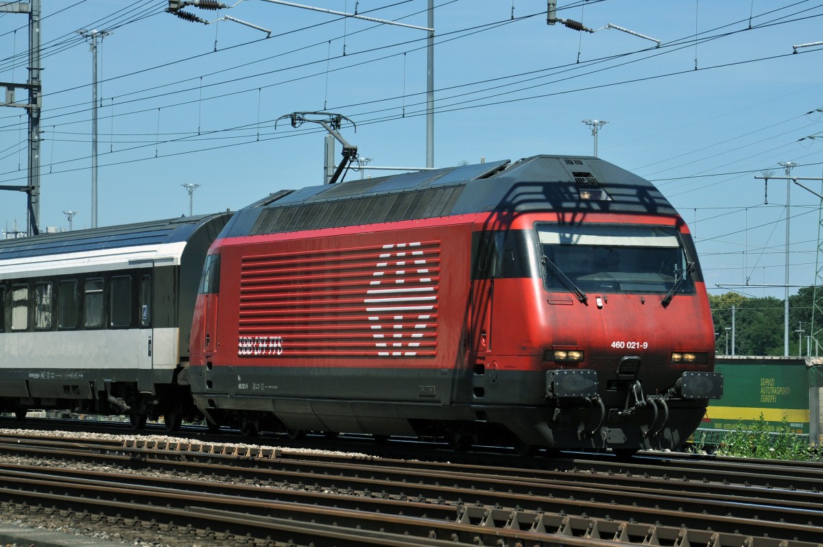 Re 460 021-9 durchfährt den Bahnhof Muttenz. Die Aufnahme stammt vom 03.07.2014.