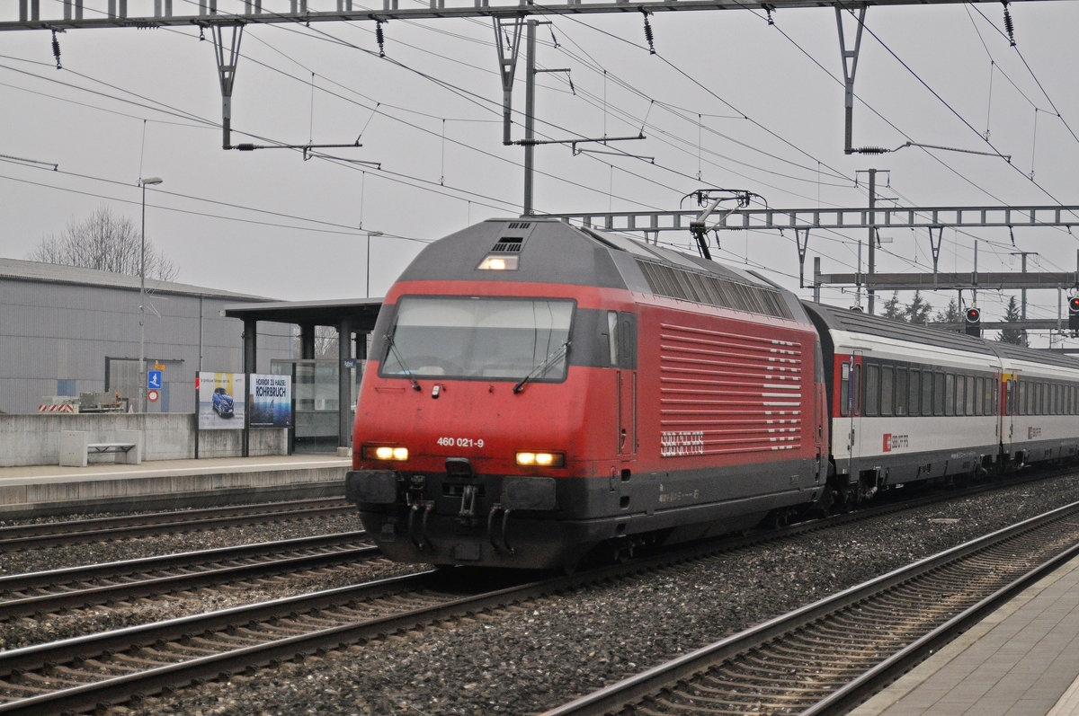 Re 460 021-9, durchfährt den Bahnhof Rothrist. Die Aufnahme stammt vom 08.12.2016.