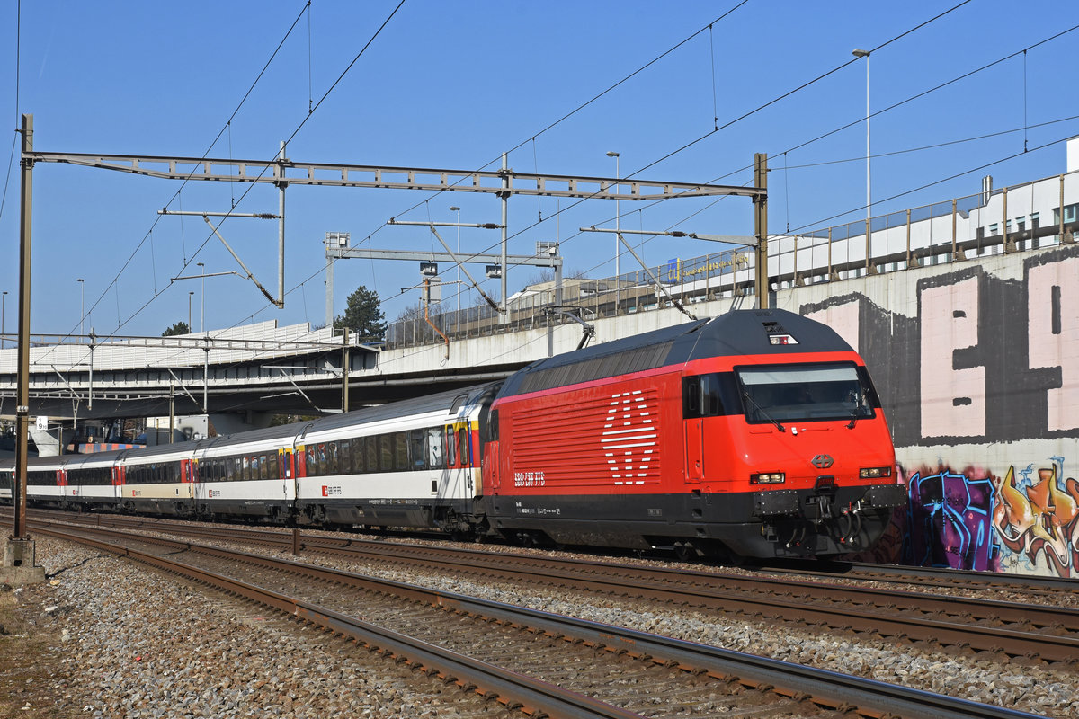 Re 460 021-9 fährt Richtung Bahnhof Muttenz. Die Aufnahme stammt vom 21.02.2019.