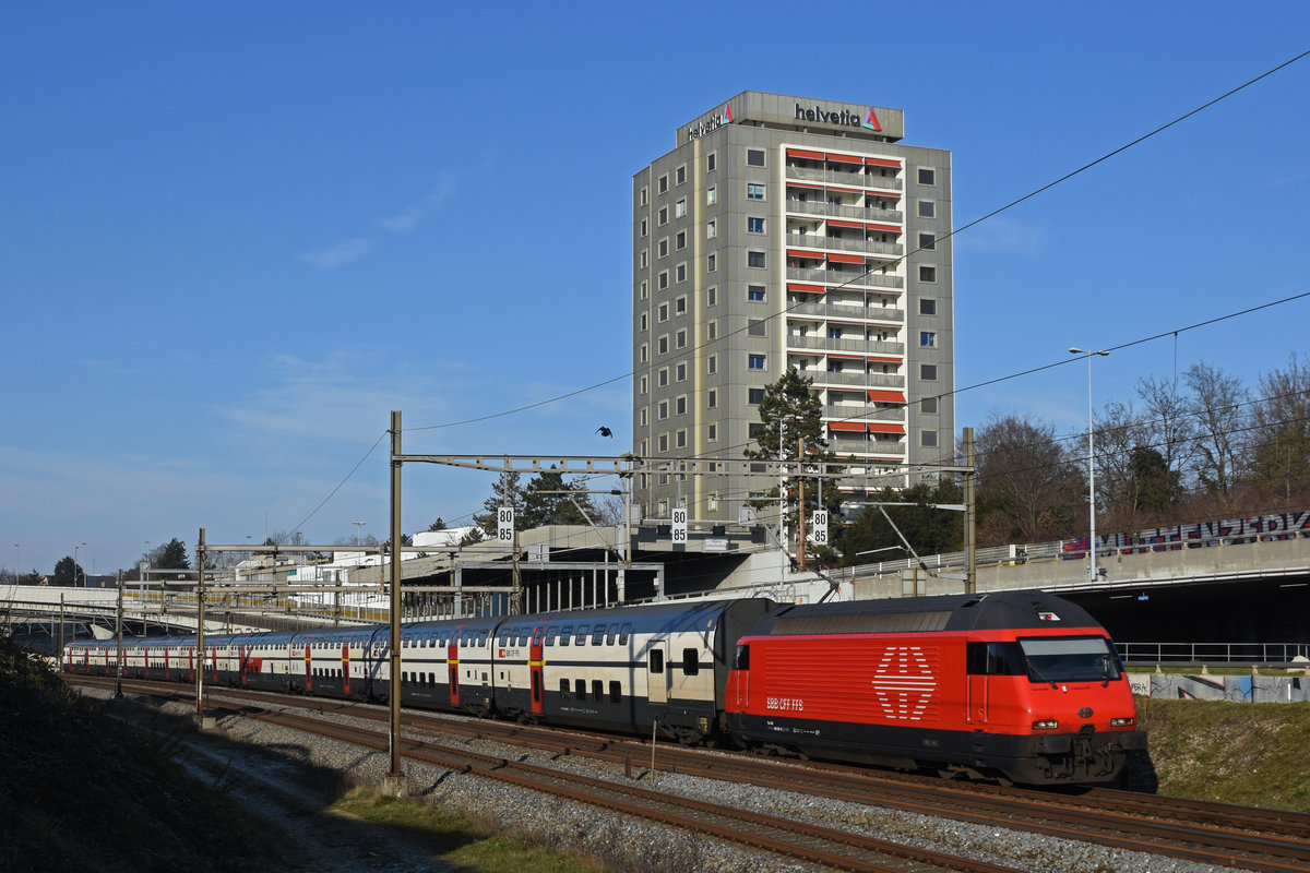 Re 460 021-9 fährt Richtung Bahnhof Muttenz. Die Aufnahme stammt vom 02.01.2020.