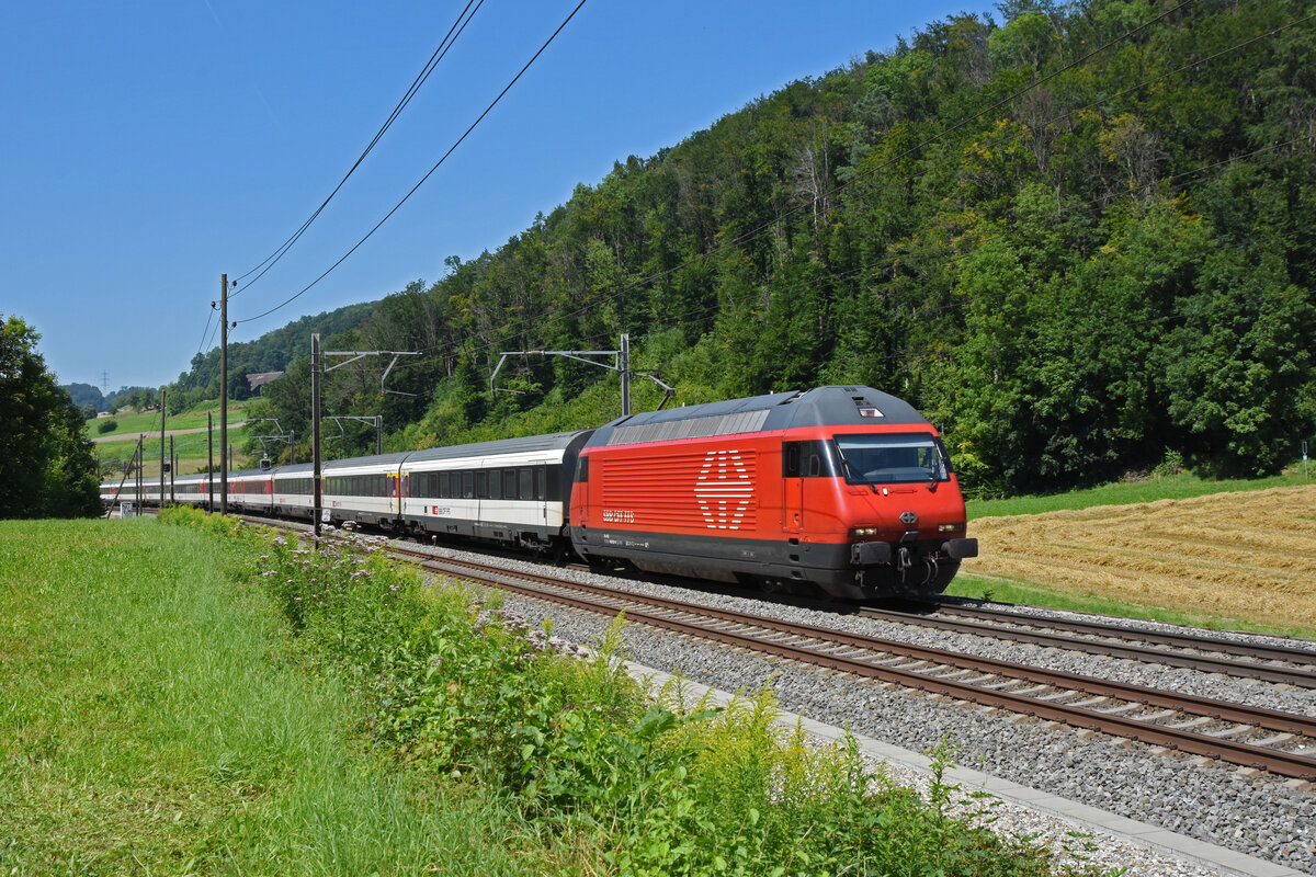 Re 460 021-9 fährt Richtung Bahnhof Tecknau. Die Aufnahme stammt vom 12.08.2021.