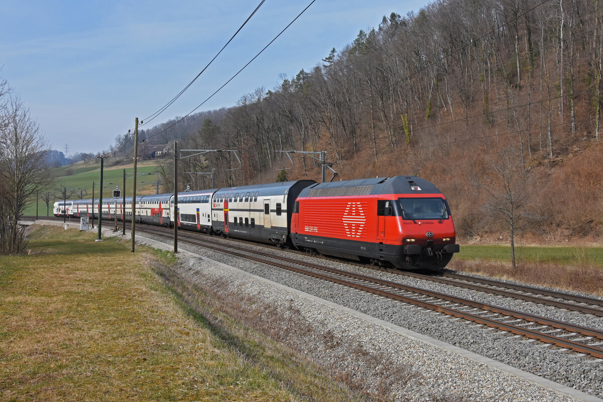 Re 460 021-9 fährt Richtung Bahnhof Tecknau. Die Aufname stammt vom 12.03.2022.