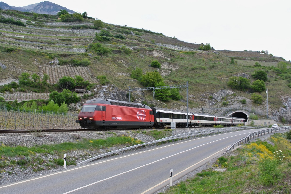 Re 460 021-9 mit dem IR 1422 bei Salgesch. Zuvorderst ist noch ein D ex. SNCF eingereiht, diese werden fast nur noch im Wallis gebraucht, 18.04.2014.