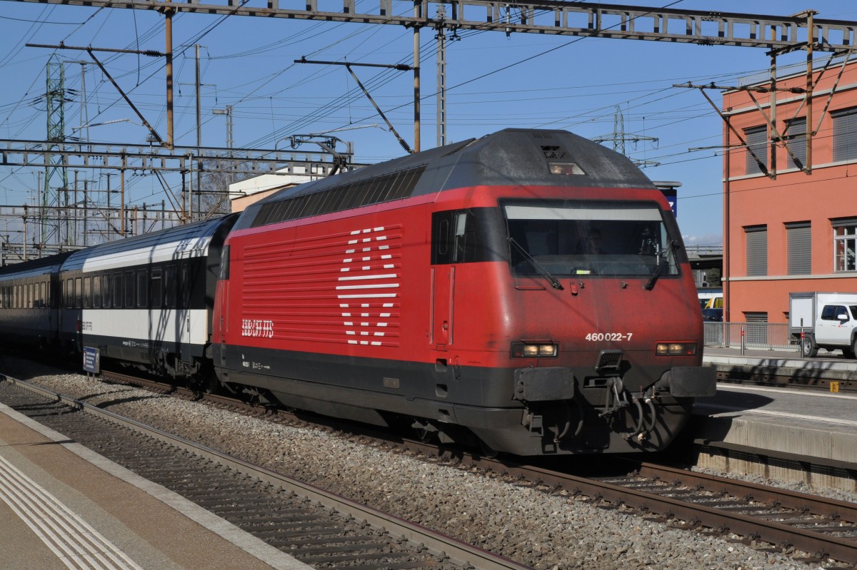 Re 460 022-7 durchfährt den Bahnhof Muttenz. Die Aufnahme stammt vom 20.02.2014.