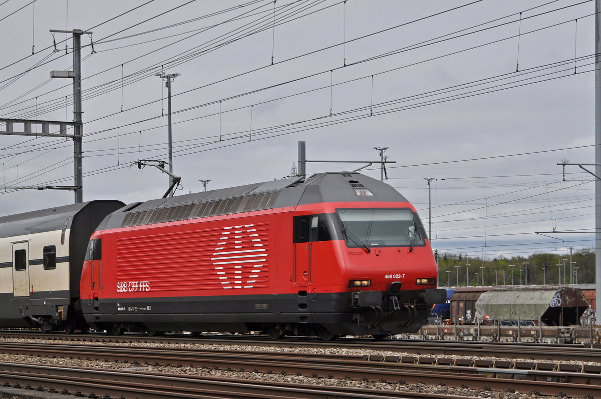 Re 460 022-7 durchfährt den Bahnhof Muttenz. Die Aufnahme stammt vom 17.04.2016.