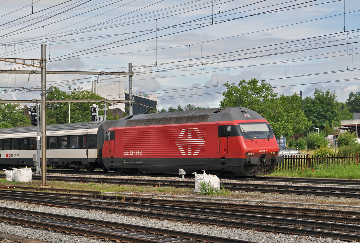 Re 460 022-7 durchfährt den Bahnhof Pratteln. Die Aufnahme stammt vom 17.06.2016.