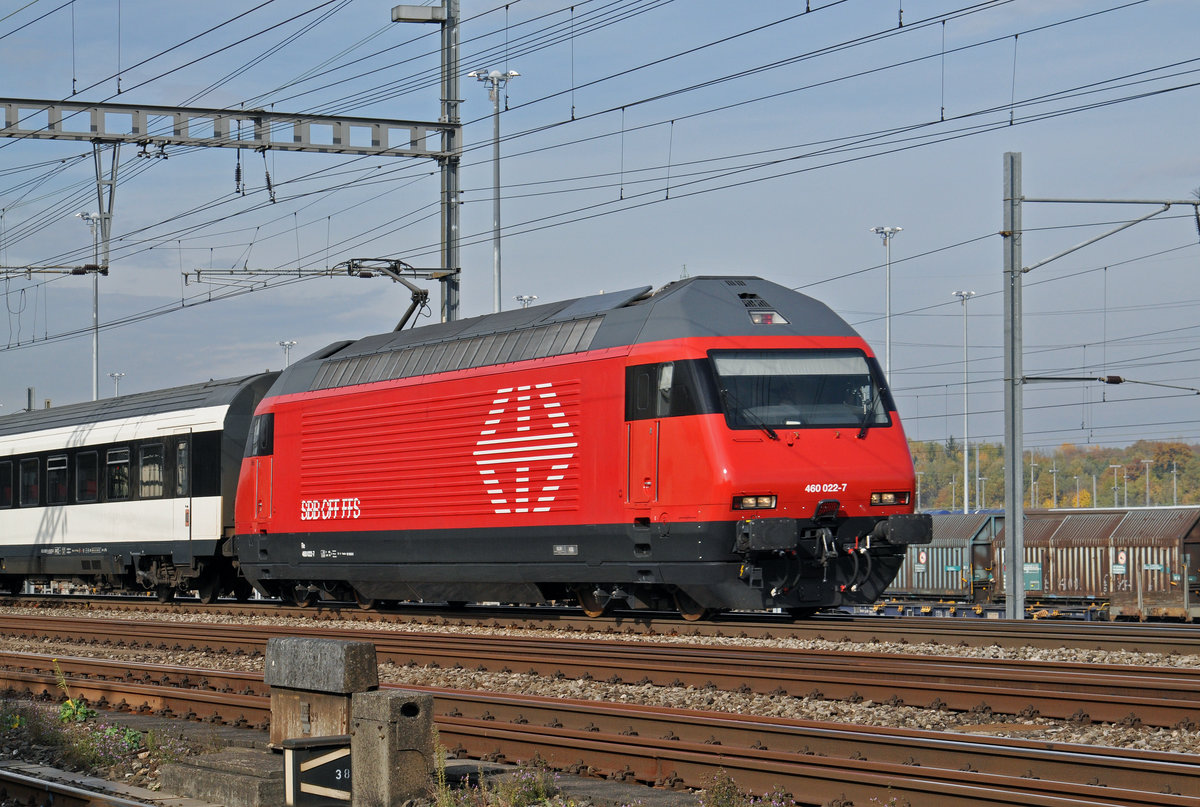 Re 460 022-7 durchfährt den Bahnhof Muttenz. die Aufnahme stammt vom 28.10.2015.