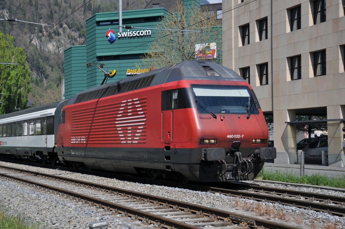 Re 460 022-7 fährt zum Bahnhof Interlaken West. Die Aufnahme stammt vom 16.04.2014.