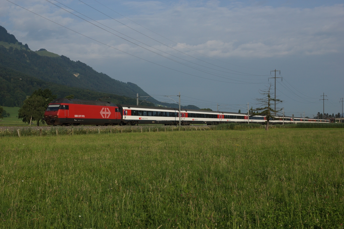 Re 460 023-5 befindet sich am 17.07.2013 mit dem IR 1759 bei Bilten.