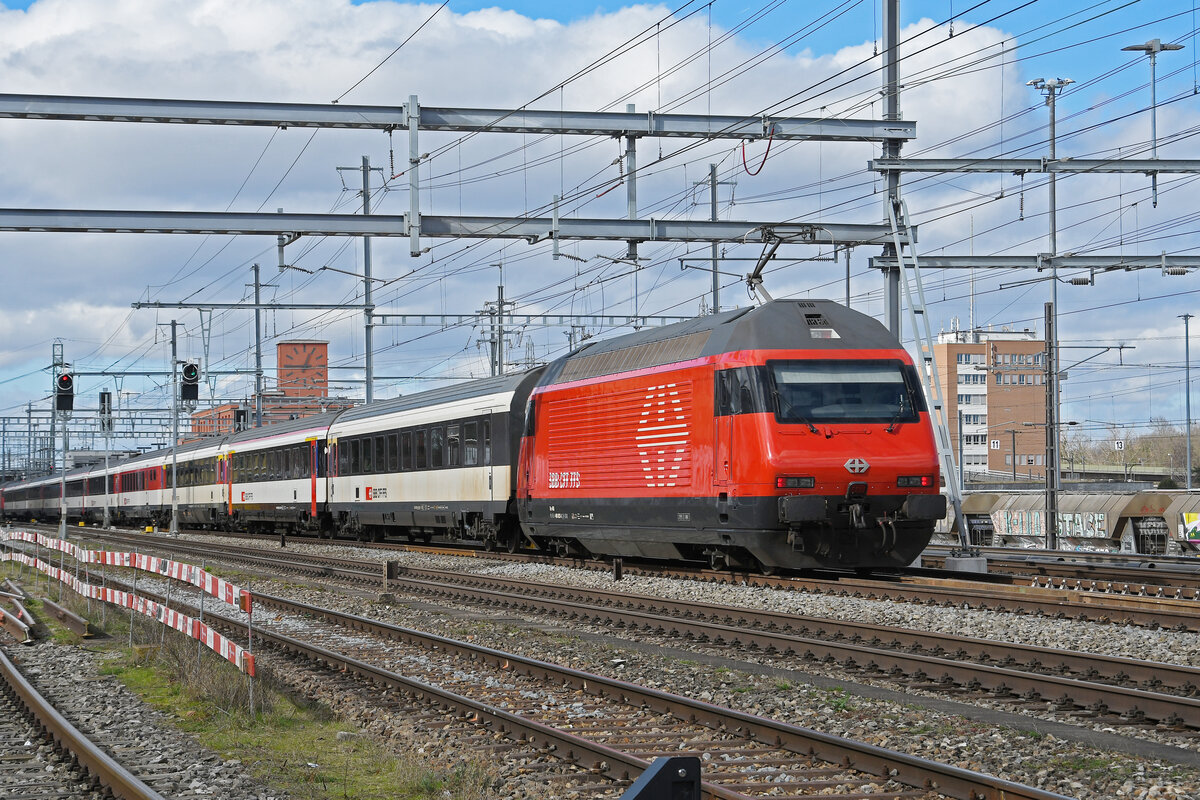Re 460 023-5 durchfährt am 23.02.2024 den Bahnhof Muttenz.