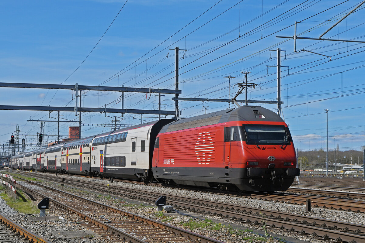 Re 460 023-5 durchfährt am 25.03.2024 den Bahnhof Muttenz.