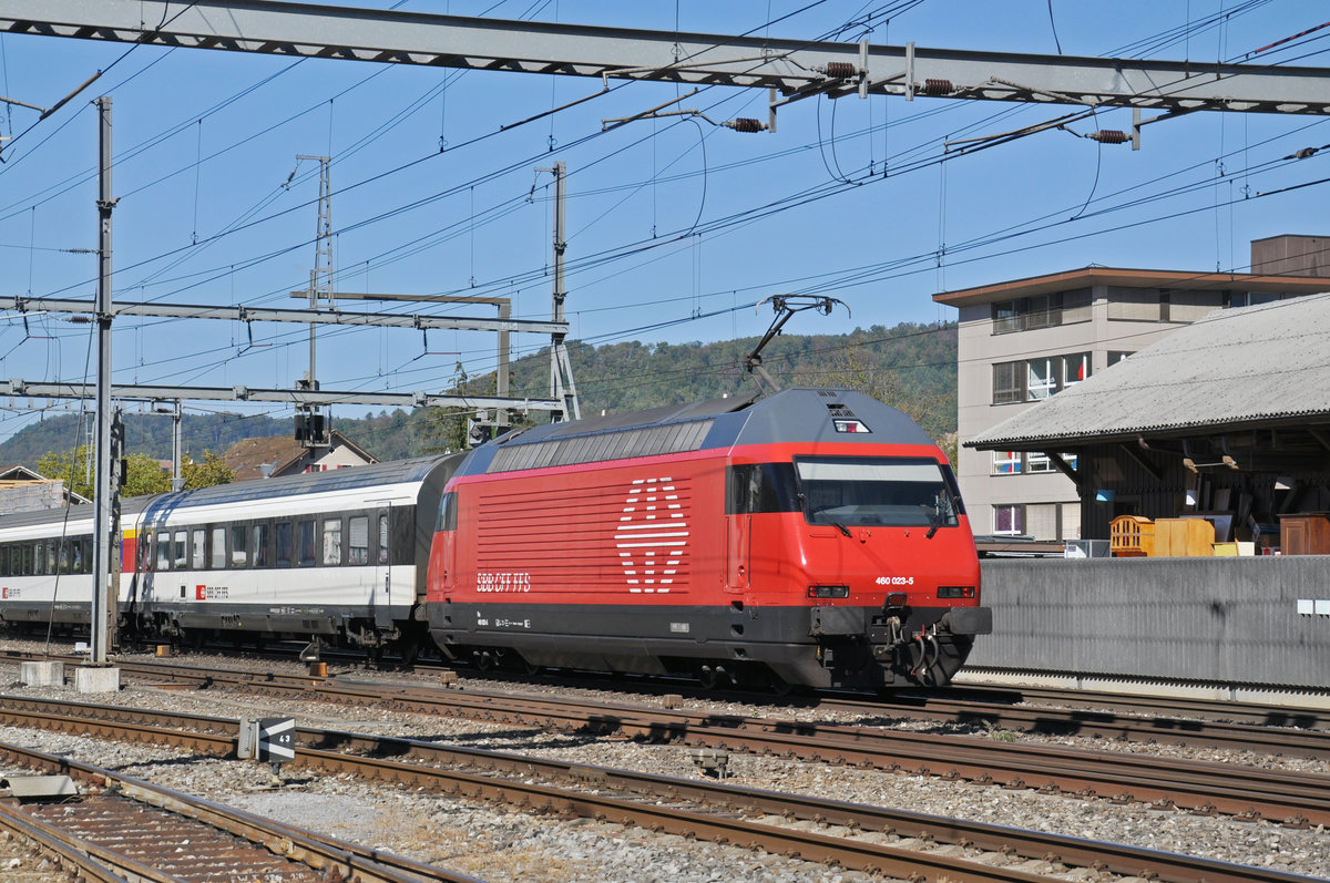 Re 460 023-5 durchfährt den Bahnhof Sissach. Die Aufnahme stammt vom 25.09.2018.