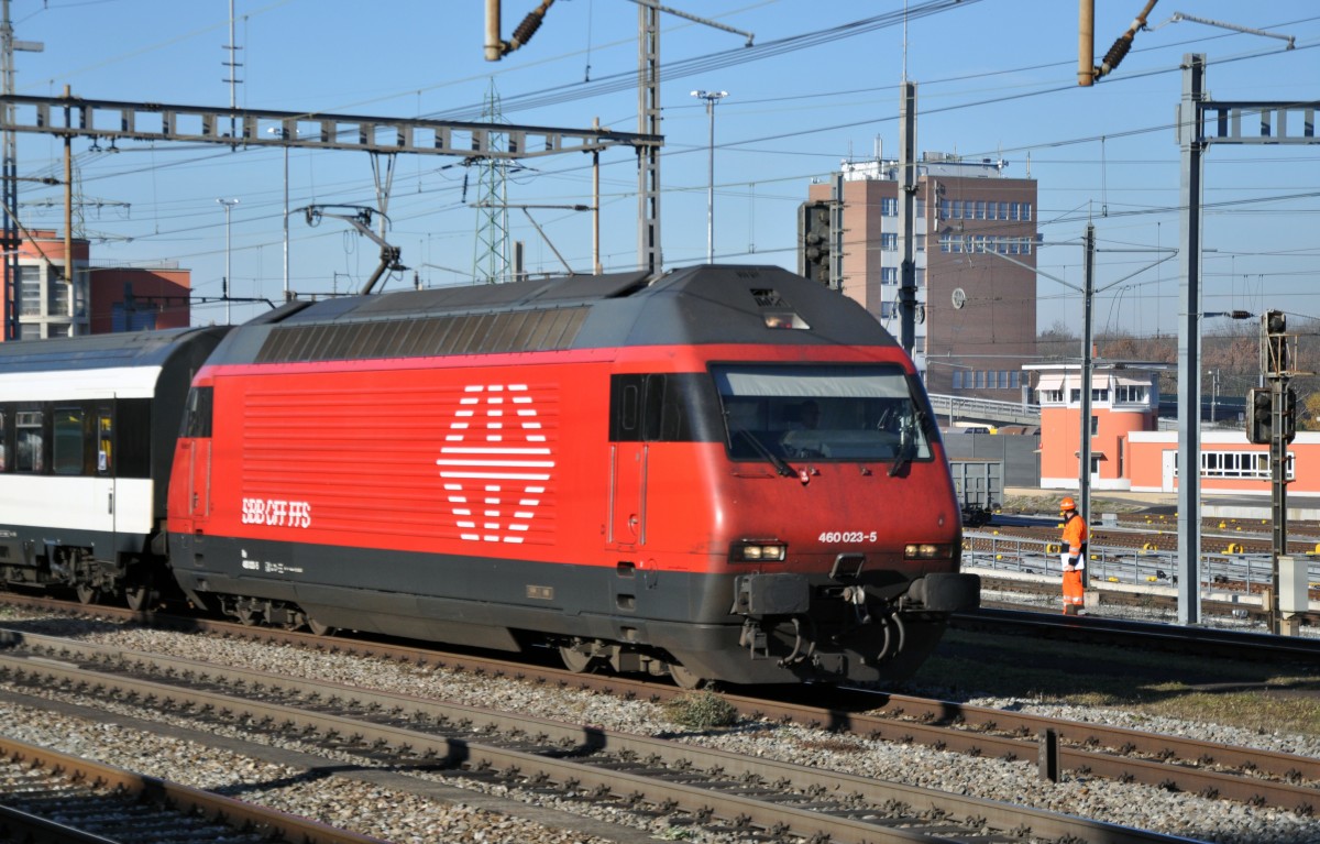 Re 460 023-5 durchfährt den Bahnhof Muttenz. Die Aufnahme stammt vom 09.12.2013.
