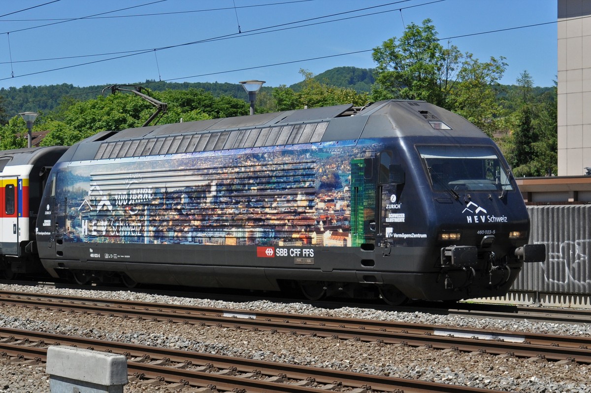Re 460 023-5 mit der HEV Werbung durchfährt den Bahnhof Sissach. Die Aufnahme stammt vom 28.06.2015.