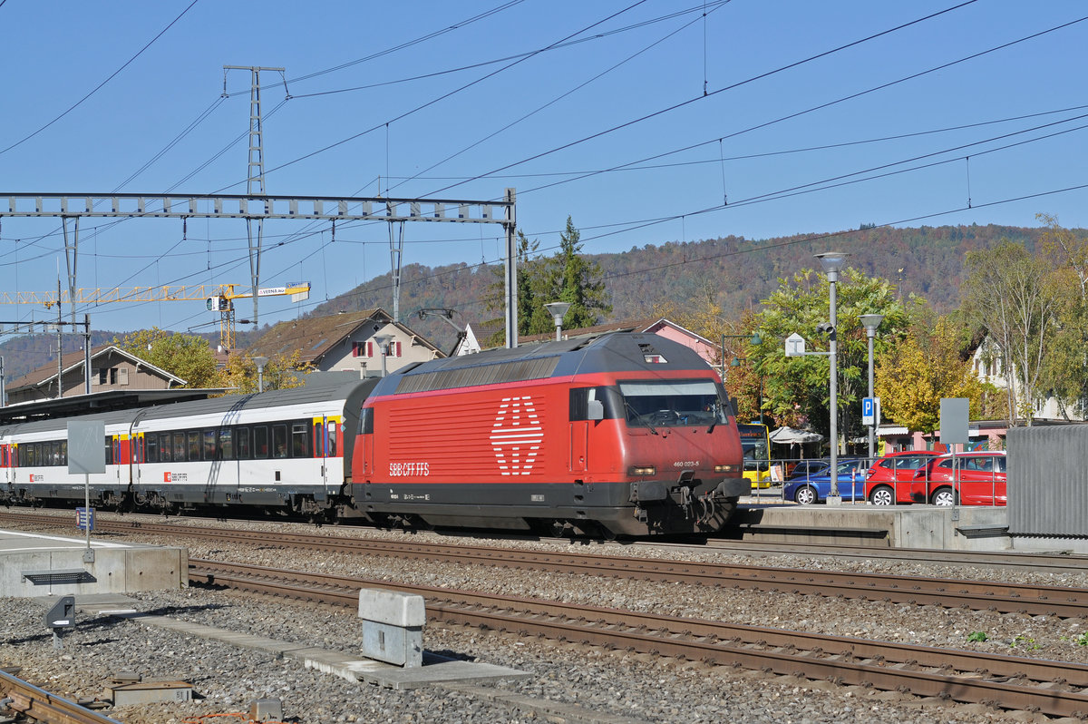 Re 460 023-5 wartet beim Bahnhof Sissach. Die Aufnahme stammt vom 16.10.2017.
