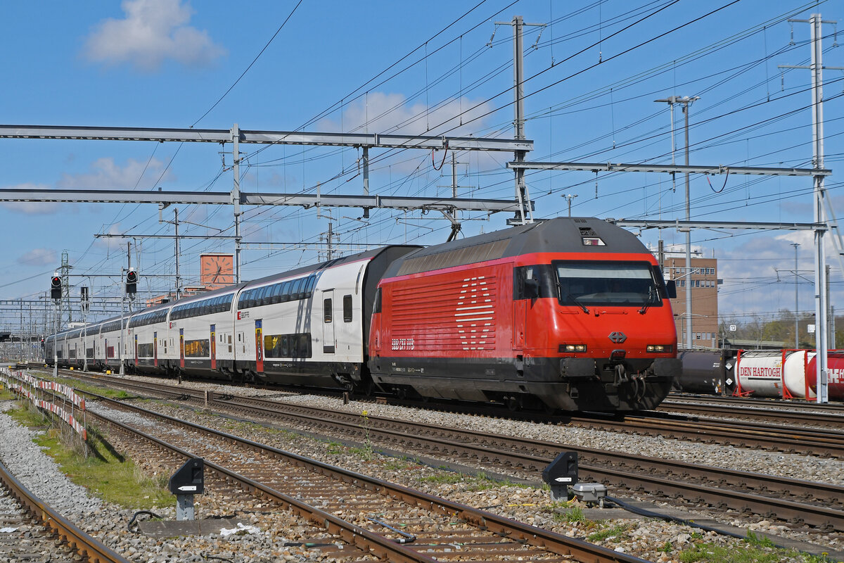 Re 460 024-3 durchfährt am 25.03.2024 den Bahnhof Muttenz.