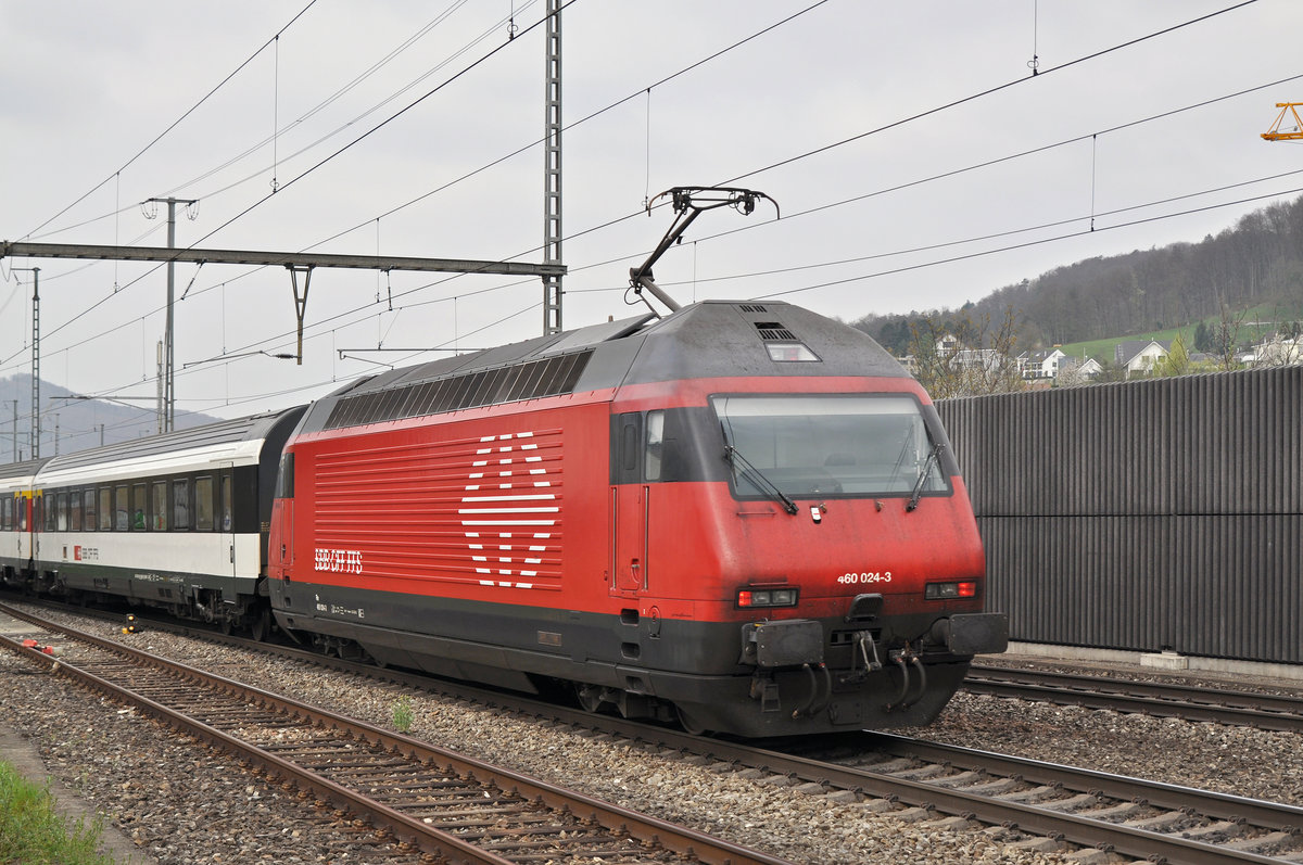 Re 460 024-3 durchfährt den Bahnhof Gelterkinden. Die Aufnahme stammt vom 06.04.2017.