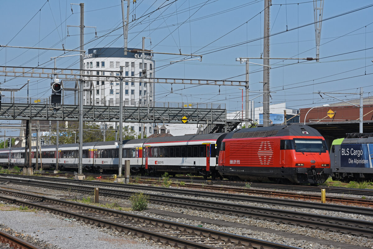 Re 460 024-3 durchfährt den Bahnhof Pratteln. Die Aufnahme stammt vom 04.05.2022.