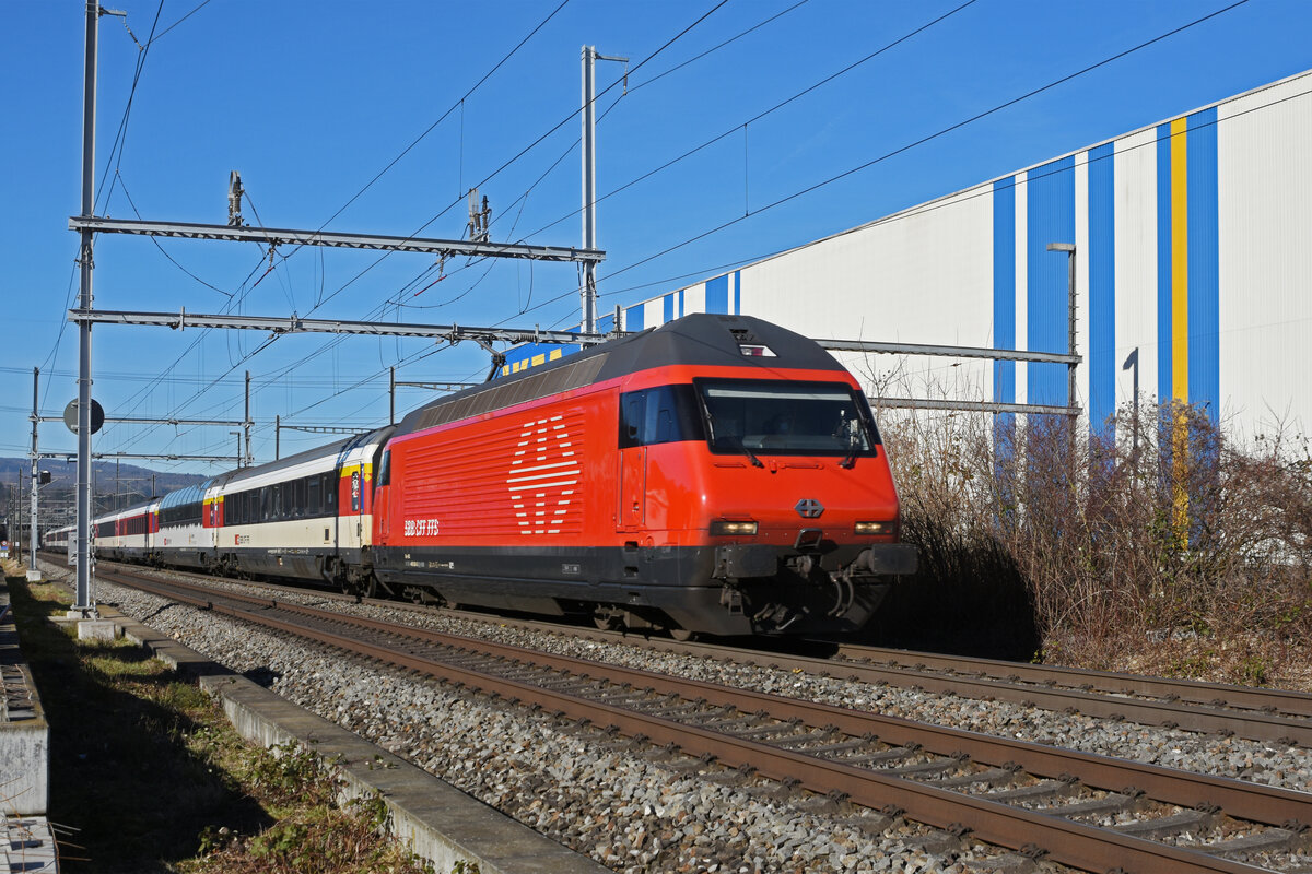 Re 460 024-3 fährt Richtung Bahnhof Itingen. Die Aufnahme stammt vom 08.02.2022.