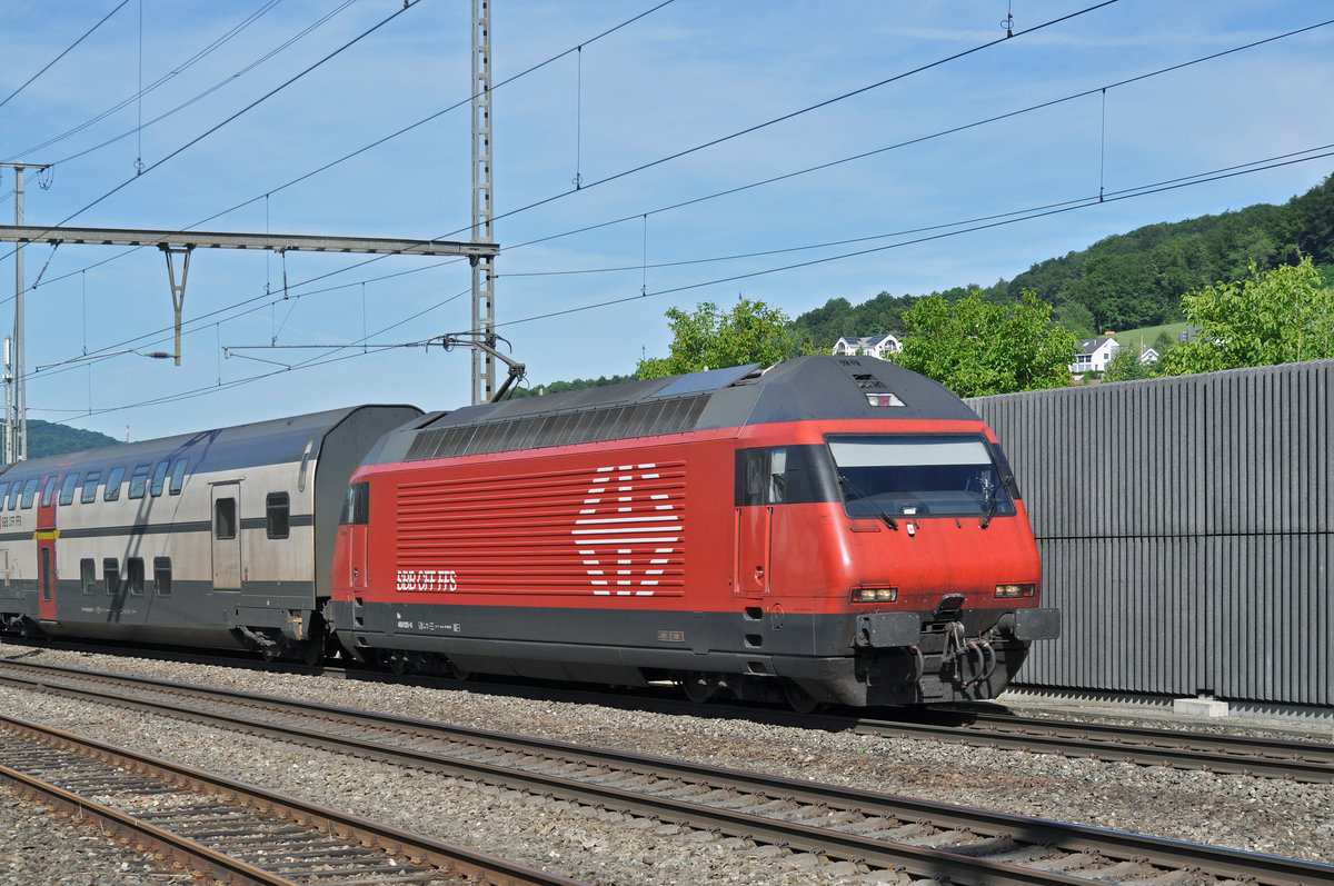 Re 460 025-0 durchfährt den Bahnhof Gelterkinden. Die Aufnahme stammt vom 05.07.2017.