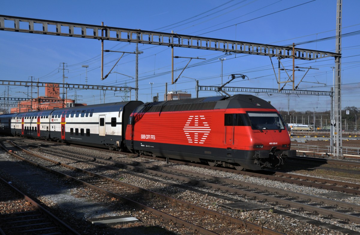 Re 460 025-0 durchfährt den Bahnhof Muttenz. Die Aufnahme stammt vom 30.12.2013.