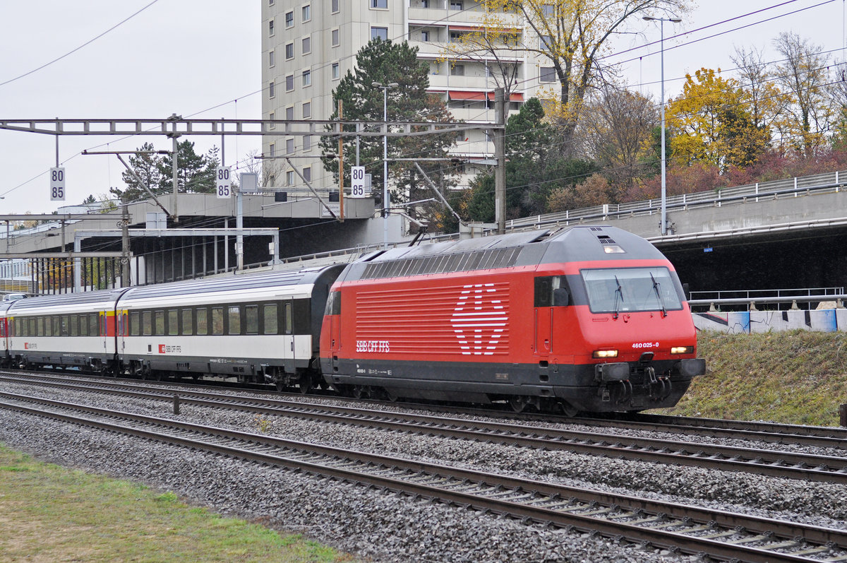 Re 460 025-0 fährt Richtung Bahnhof Muttenz. Die Aufnahme stammt vom 10.11.2017.