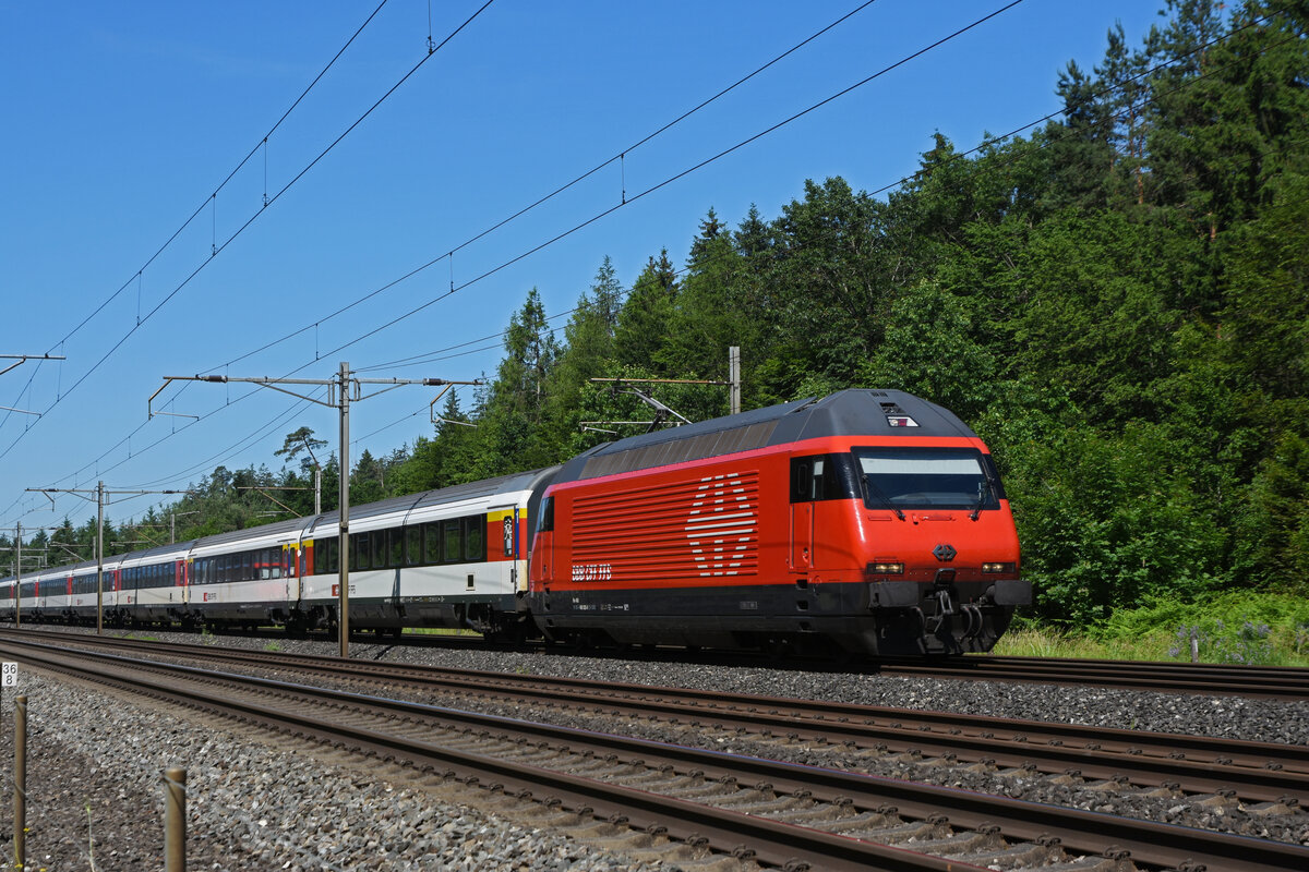 Re 460 025-0 fährt Richtung Bahnhof Rupperswil. Die Aufnahme stammt vom 15.06.2021.