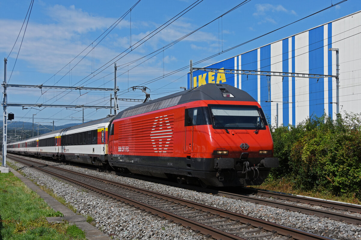 Re 460 025-0 fährt Richtung Bahnhof Itingen. Die Aufnahme stammt vom 03.09.2021.
