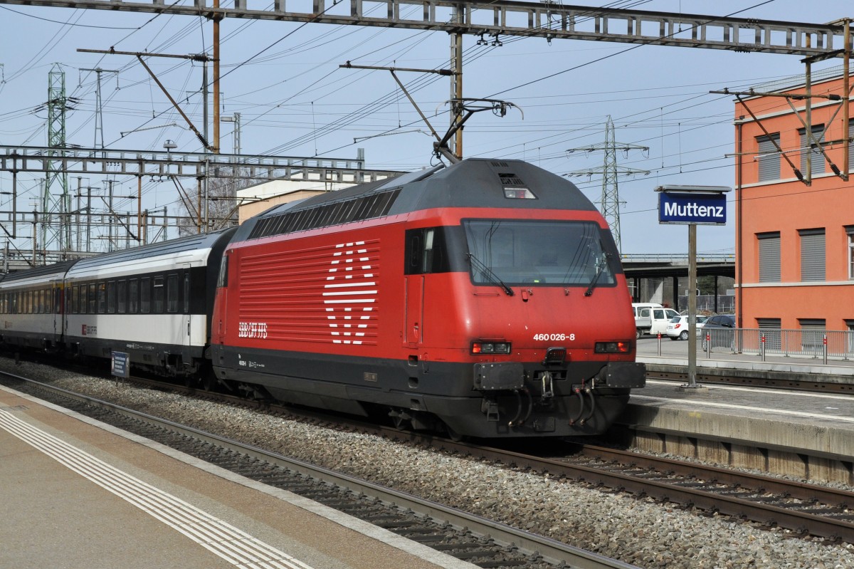 Re 460 026-8 durchfährt den Bahnhof Muttenz. Die Aufnahme stammt vom 12.02.2014.