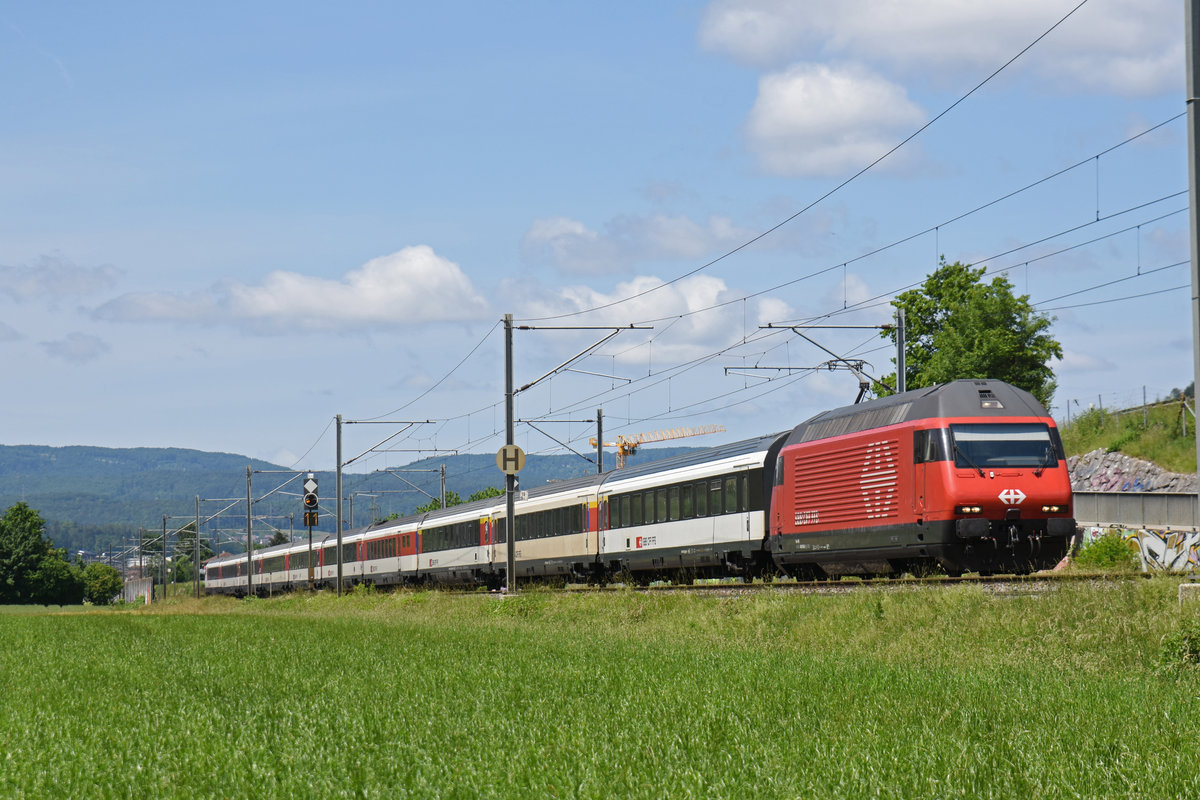 Re 460 026-8 fährt Richtung Bahnhof Sissach. Die Aufnahme stammt vom 31.05.2018.
