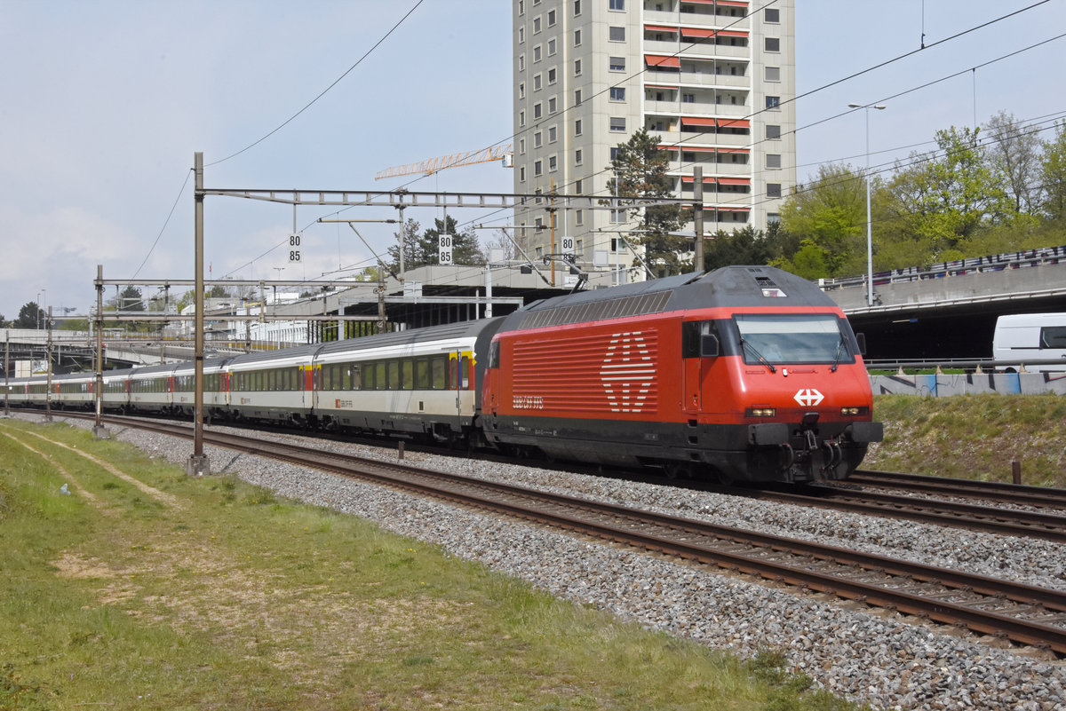 Re 460 026-8 fährt Richtung Bahnhof Muttenz. Die Aufnahme stammt vom 15.04.2021.