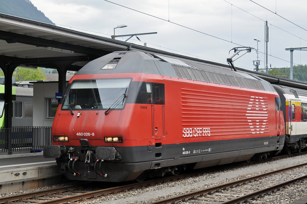Re 460 026-8 wartet beim Bahnhof Interlaken Ost. Die Aufnahme stammt vom 22.07.2016.
