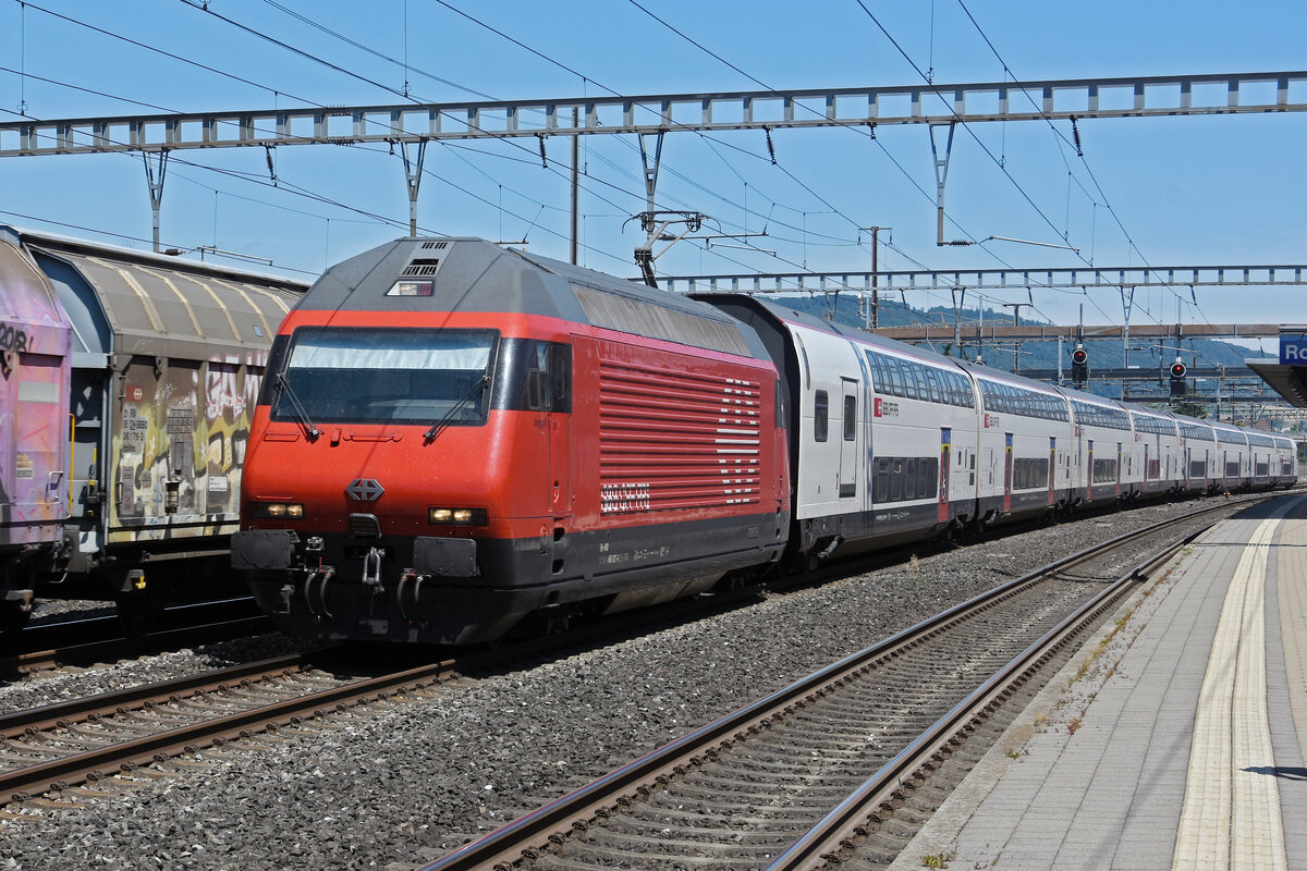 Re 460 027-6 durchfährt am 18.07.2025 den Bahnhof Rothrist.