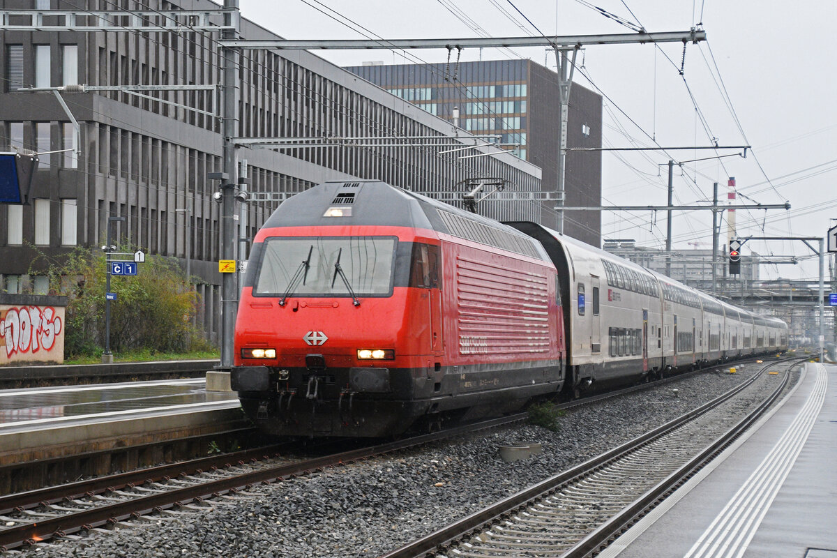 Re 460 027-6 durchfährt am 20.10.2025 den Bahnhof Pratteln.