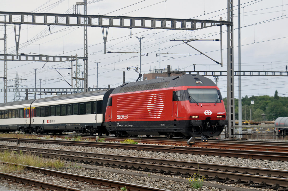 Re 460 027-6 durchfährt den Bahnhof Muttenz. Die Aufnahme stammt vom 08.09.2017.