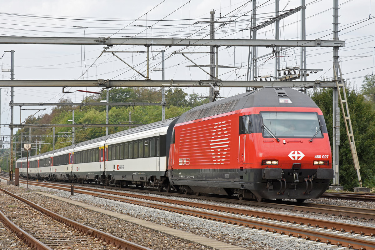 Re 460 027-6 durchfährt den Bahnhof Möhlin. Die Aufnahme stammt vom 06.09.2018.